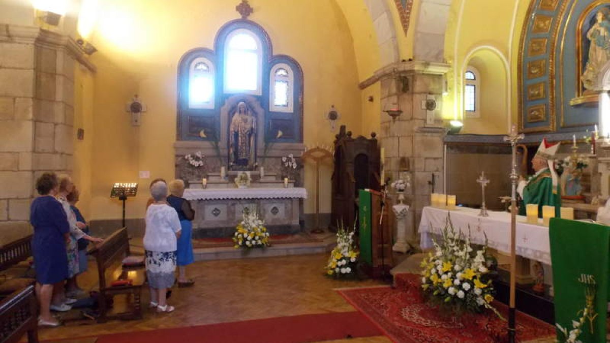 La misa en la iglesia de Rodiezmo estuvo presidida por el obispo de León. PLANILLO