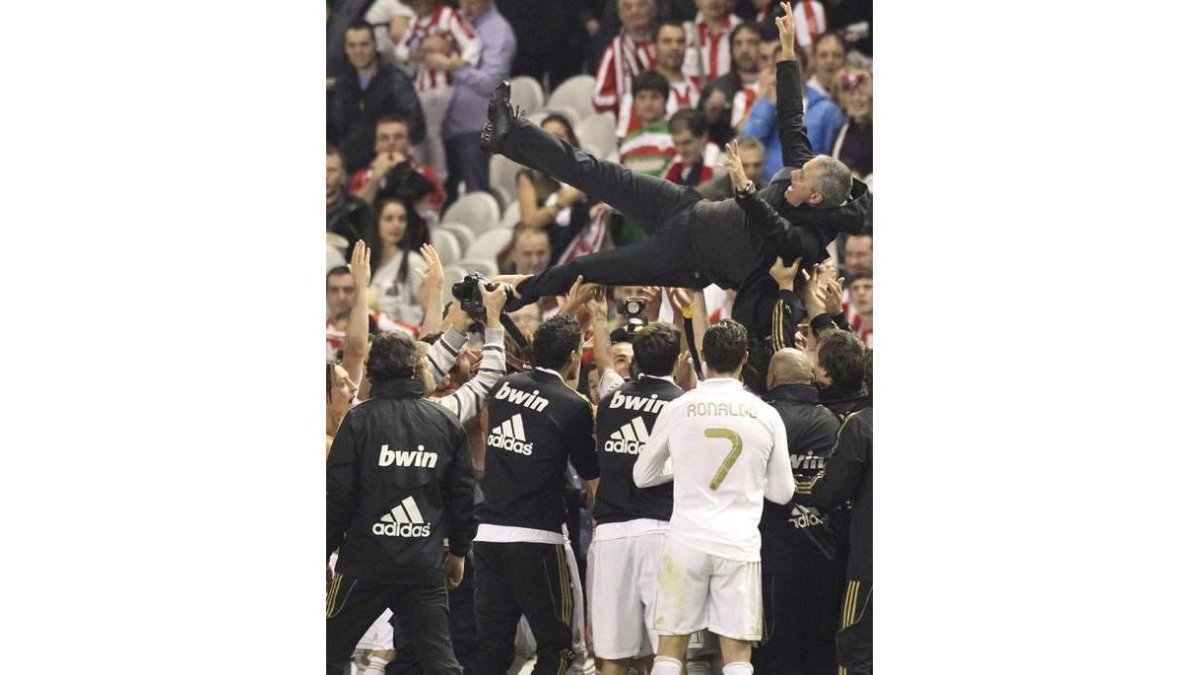 La plantilla madridista mantea a su entrenador Mourinho, imagen de la izquierda. Ramos lanza su camiseta a la afición, arriba. Marcelo y Ronaldo lo celebran.