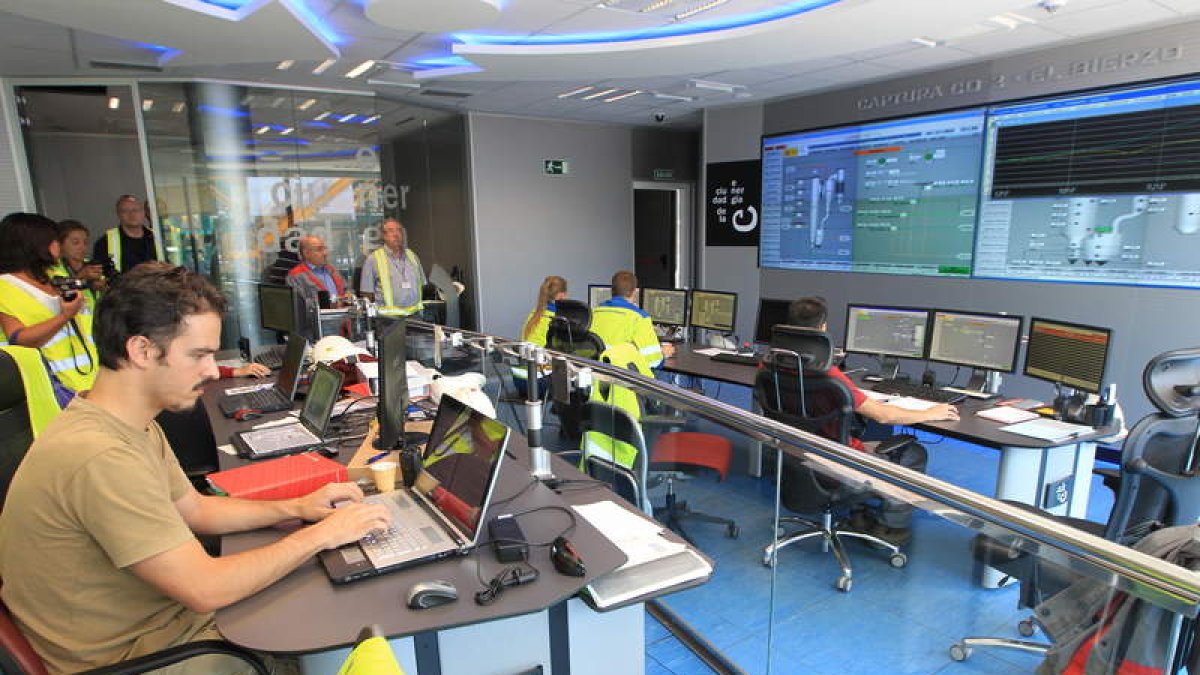 Trabajadores de la Fundación en el centro de control de la Ciuden en Cubillos, en foto de archivo.