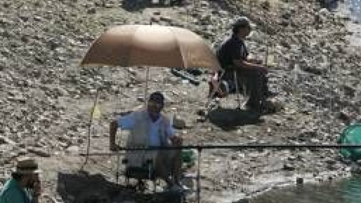 Pescadores que participaron ayer en la competición celebrada en el pantano de Barcena