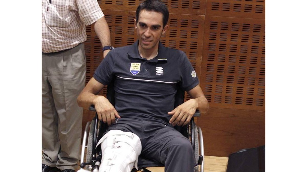 Contador con su pierna inmovilizada