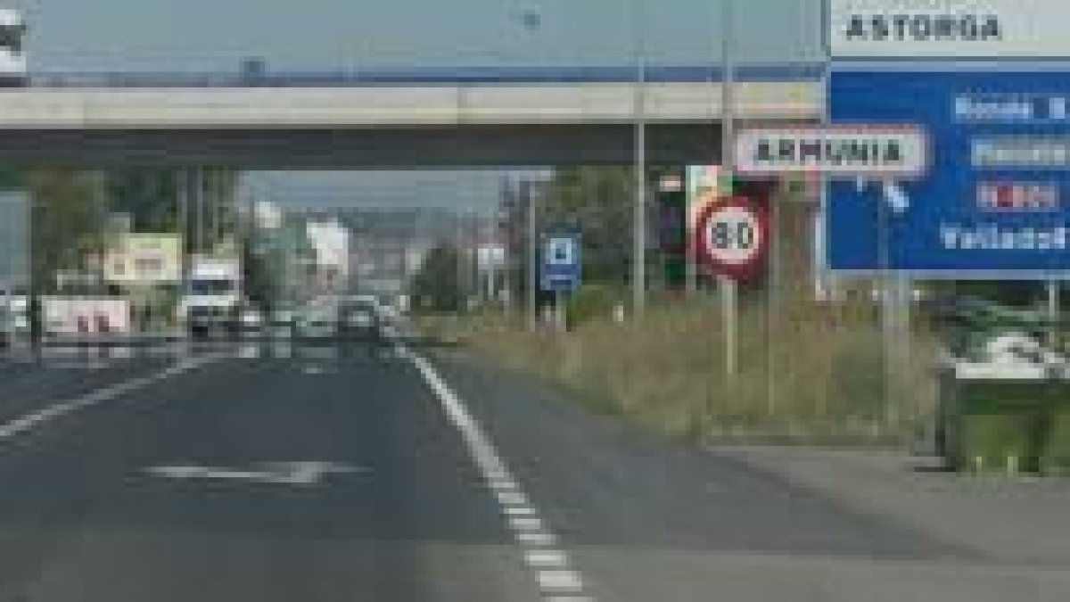 El cruce de la Ronda Sur con la carretera a Benavente presenta dificultades para los usuarios