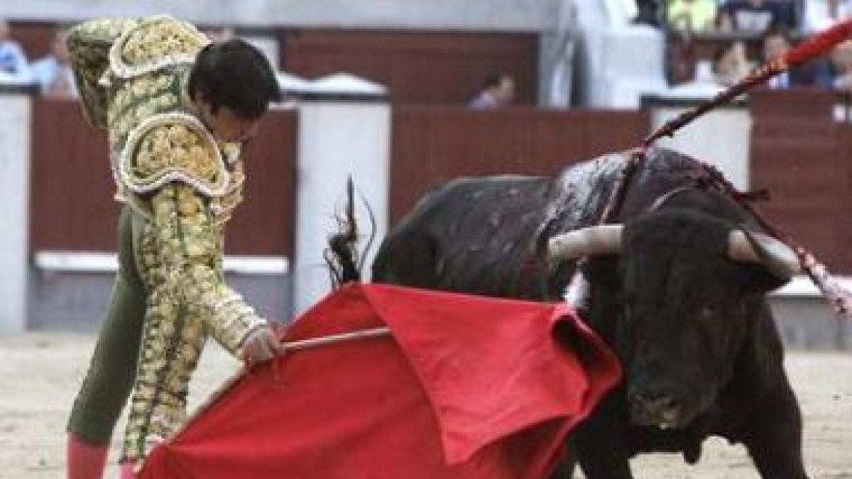 Miguel Ángel Perera en la faena a su primer toro.