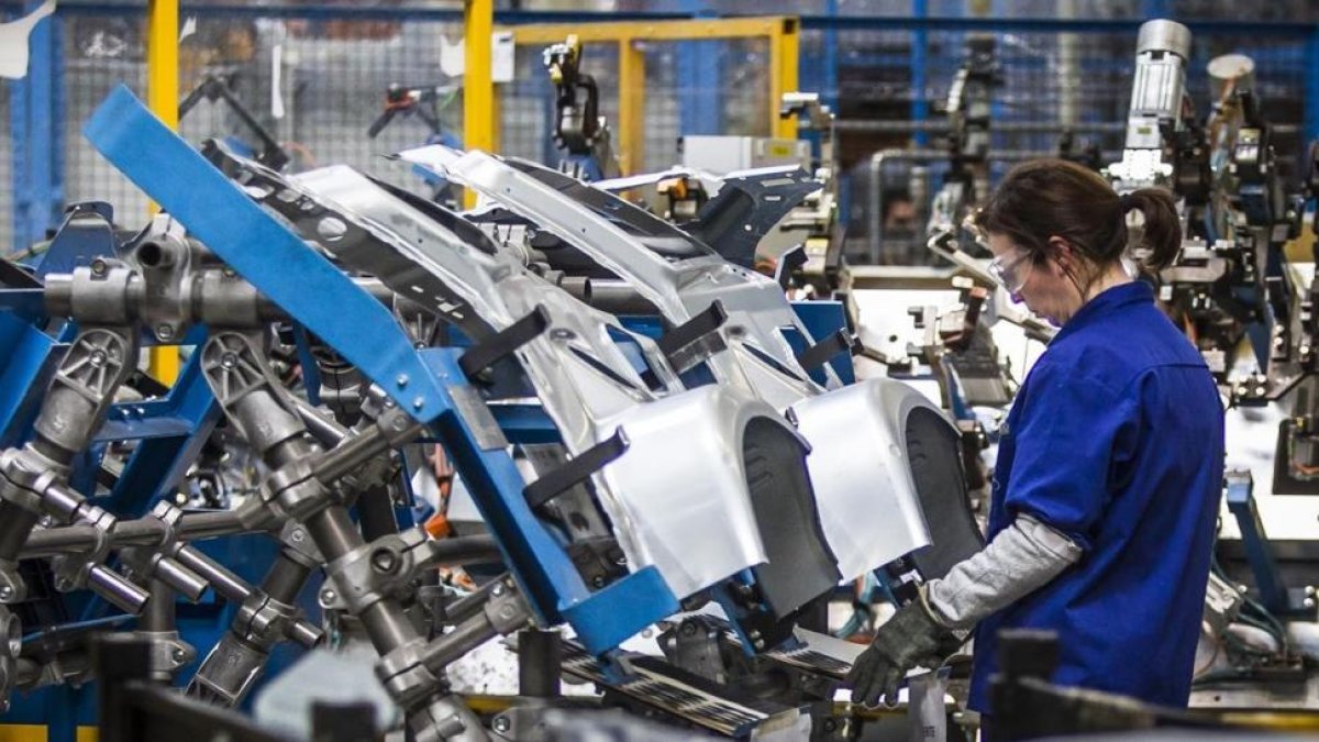 Una mujer trabajando en la factoría Ford de Almussafes (Valencia).