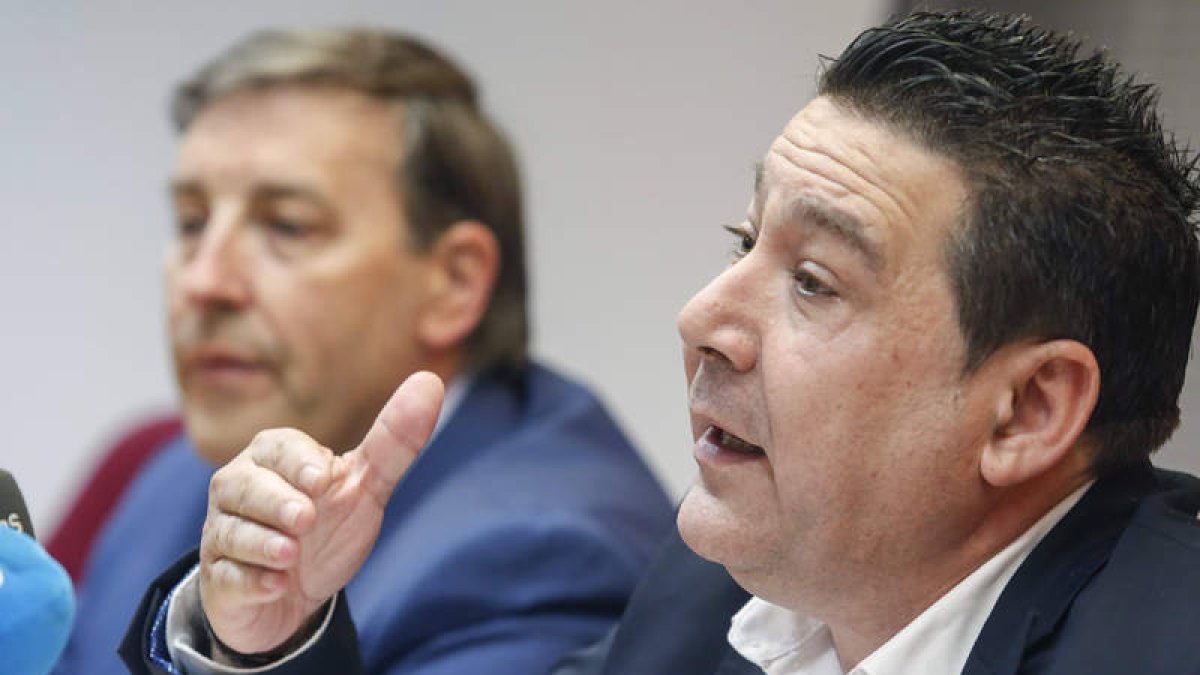 Díaz Cano (PAL-UL), junto a Santos en el balance de las Cortes. ICAL