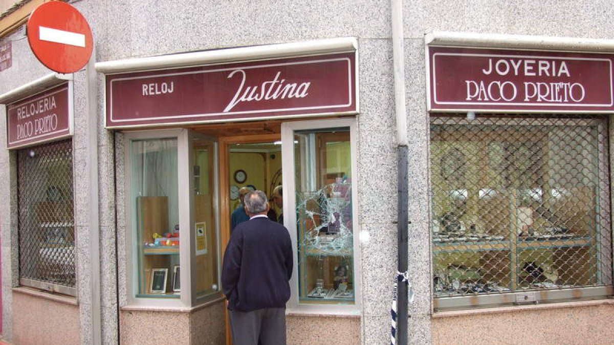 Los ladrones rompieron una persiana, la puerta y un escaparate de la joyería asaltada.