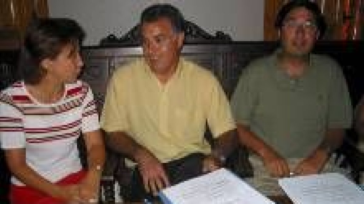 Arredondas, en el centro, durante la presentación de uno de los programas del grupo de acción local