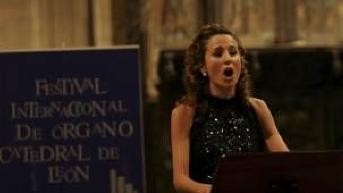 Un momento del recital que ofreció anoche la soprano leonesa Marta Arce en la Catedral