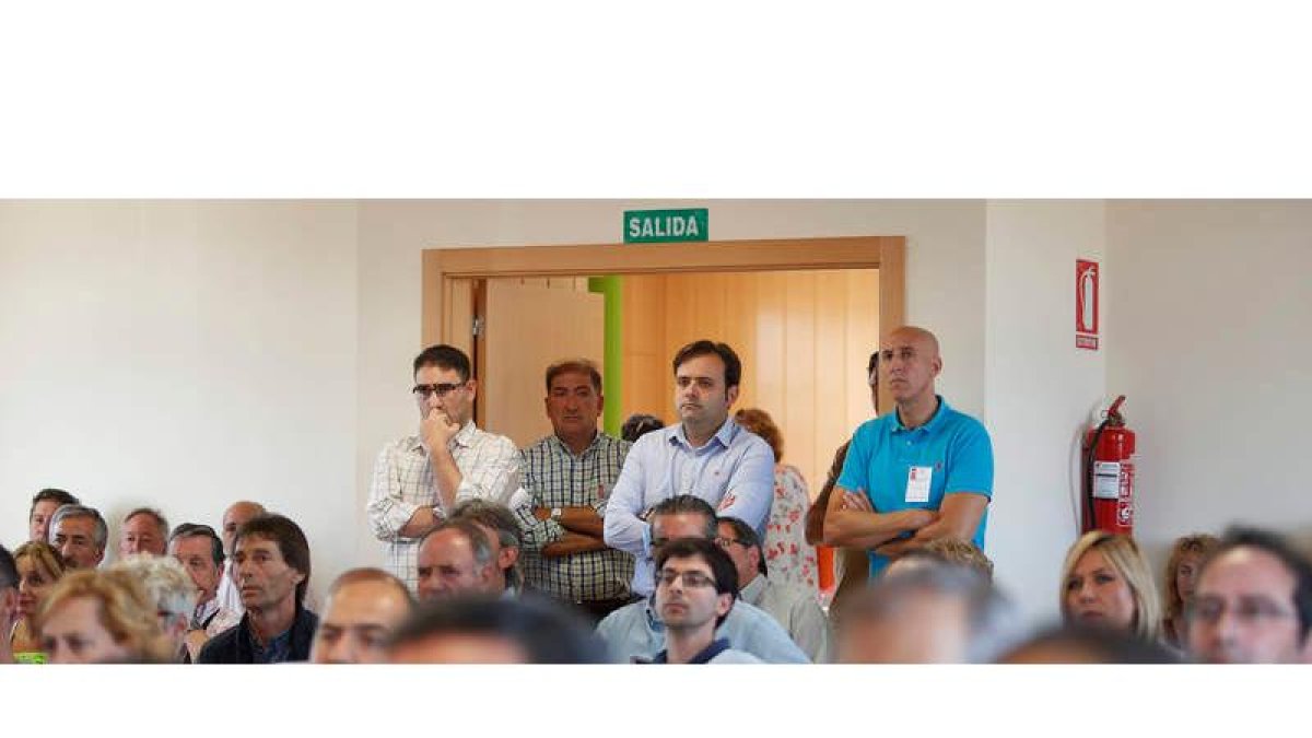 El alcalde de Valdefresno, José Pellitero, y los secretarios provincial y de la Agrupación Leonesa, Tino Rodríguez y José Antonio Diez. JESÚS