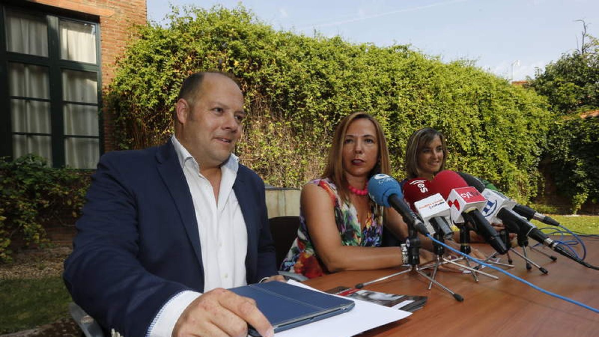 Ricardo Rodríguez, el organizador y la concejala, María José Álvarez Casáis.