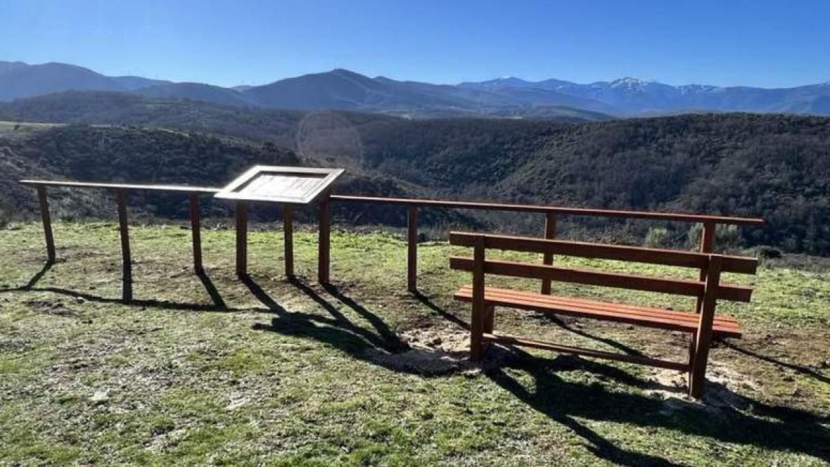 Mirador situado en la ruta de Riego de Ambrós con cartelería novedosa elaborada por Tvitec. DL