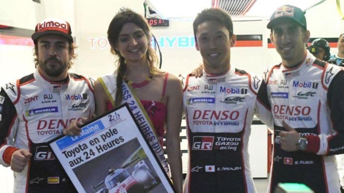 Fernando Alonso, Kazuki Nakajima y Sebastien Buemi, tras lograr ayer la pole position en las 24 Horas de Le Mans.