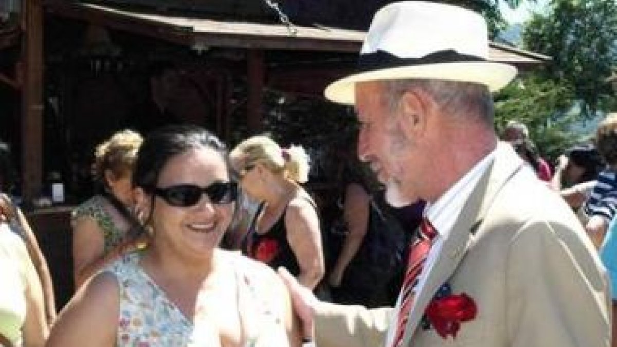 El soltero de Las Salas José María Carril no dudó en entablar contacto con alguna de las mujeres.