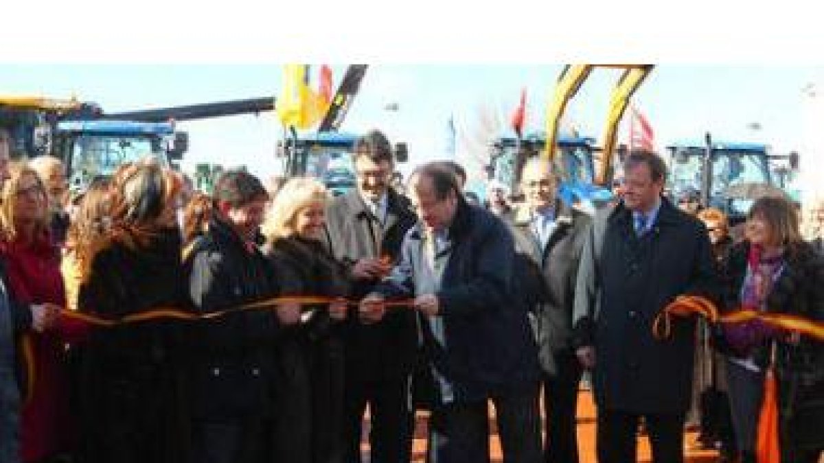 El presidente Herrera, cortando la cinta inaugural de la Feria de Febrero de Valencia de Don Juan, a