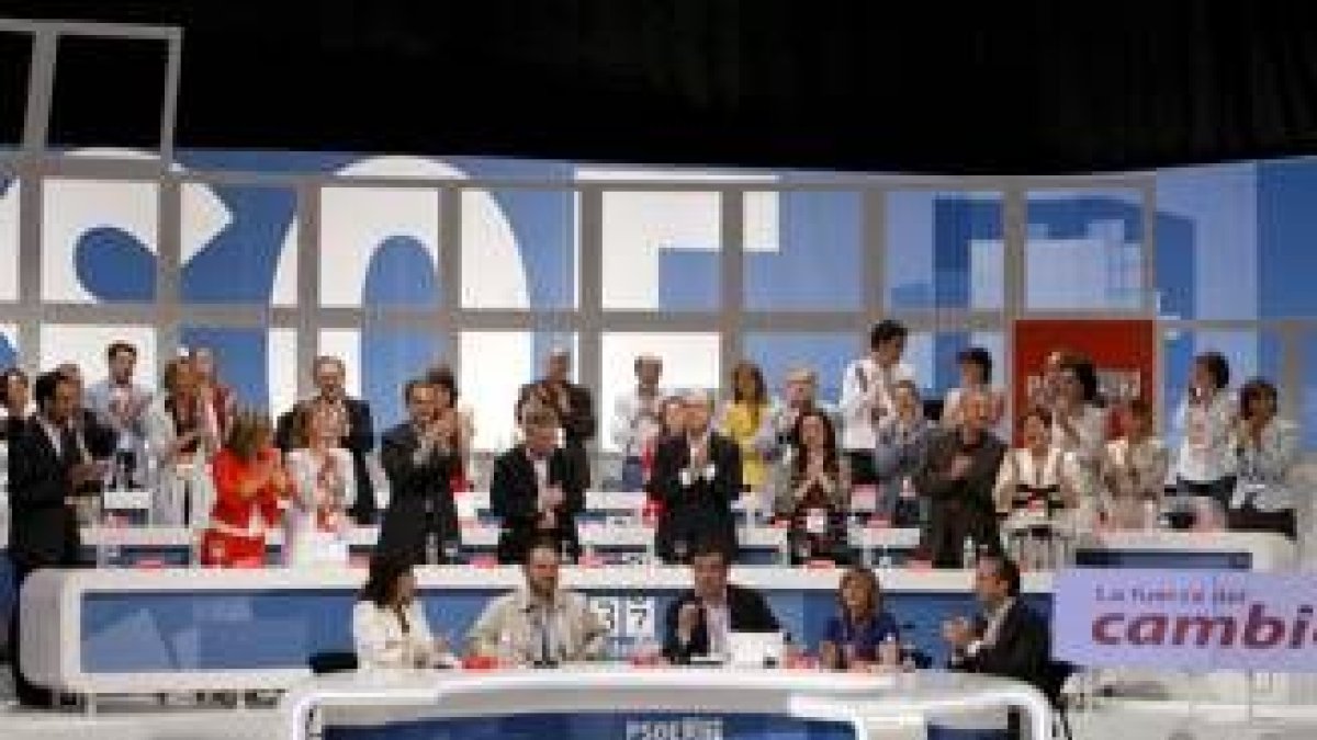 Zapatero junto a José Blanco, y la nueva secretaria de Organización, Leire Pajín, entre otros