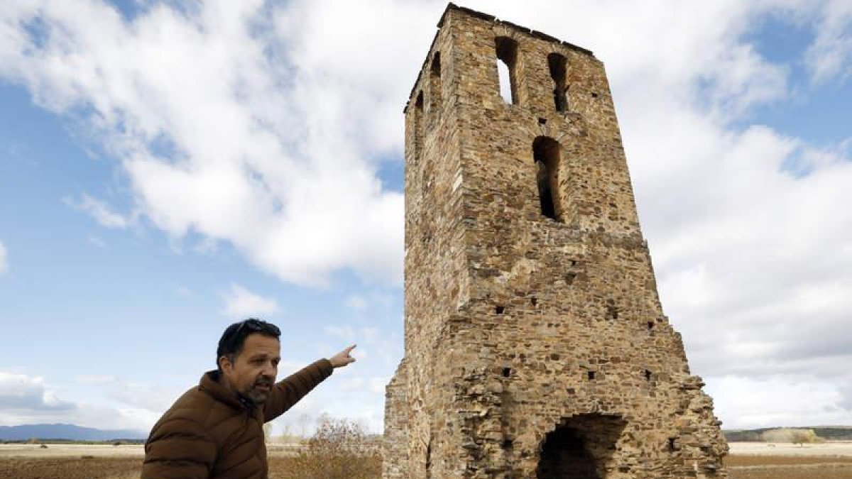 Carlos Anta señala la torre aislada de Fresno, testigo de una iglesia de buenas proporciones y cuya estructura sería similar a la de Velilla de la Valduerna.