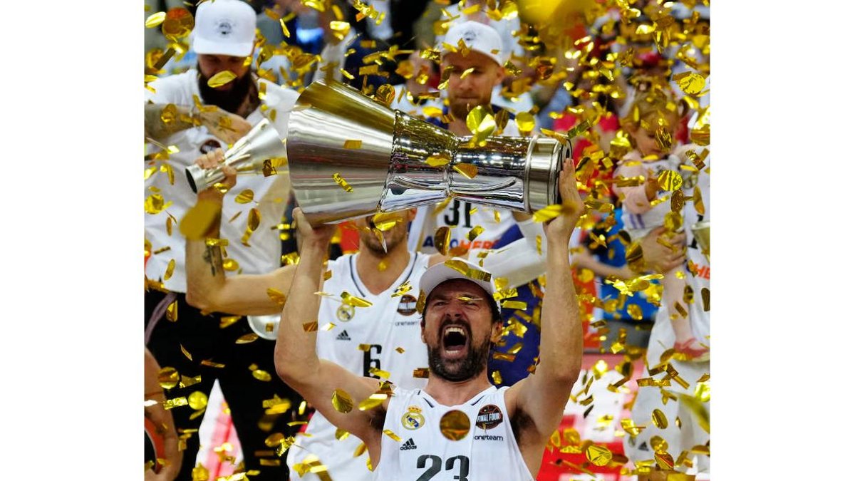 Sergio Llull levanta la copa de campeones tras la final de la Euroliga. ENRIC FONTCUBERTA