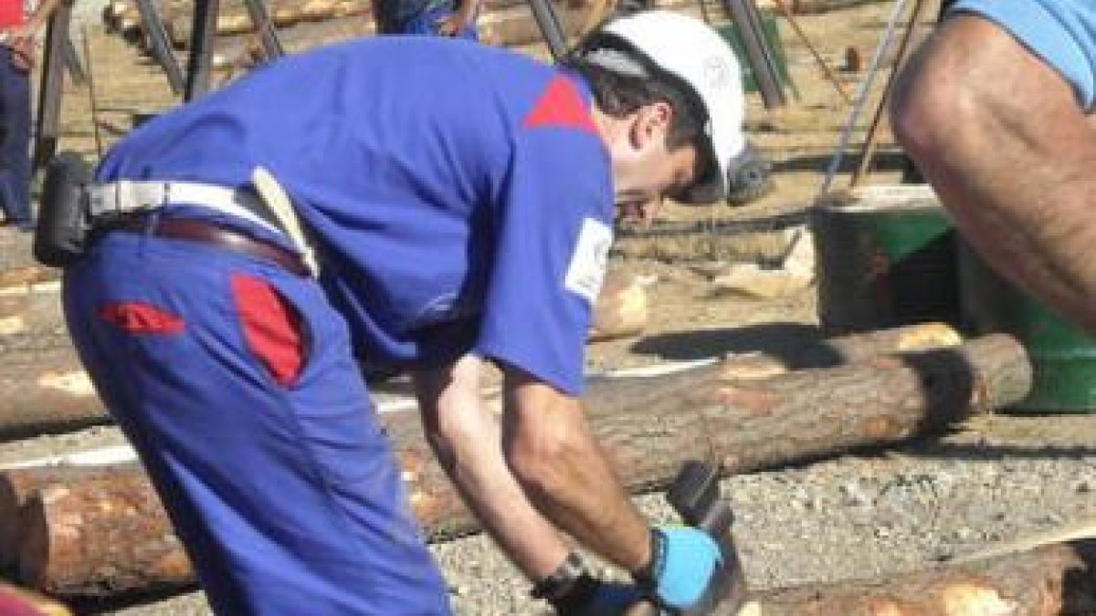 Uno de los entibadores utiliza el hacha en el inicio de su labor.