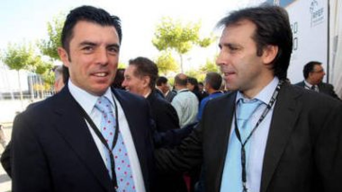 Luis Cembranos, a la izquierda y Felipe Miñambres. Dos leoneses internacionales con la selección.