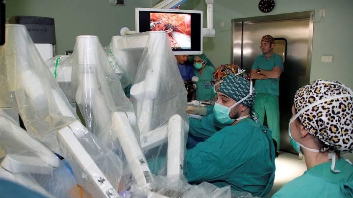 Un momento de la primera intervención quirúrgica realizada con el nuevo robot 'Da Vinci' en el Hospital del León. Esta nueva tecnología ya está operativa en otros tres centros y en los próximos días comenzará a operar