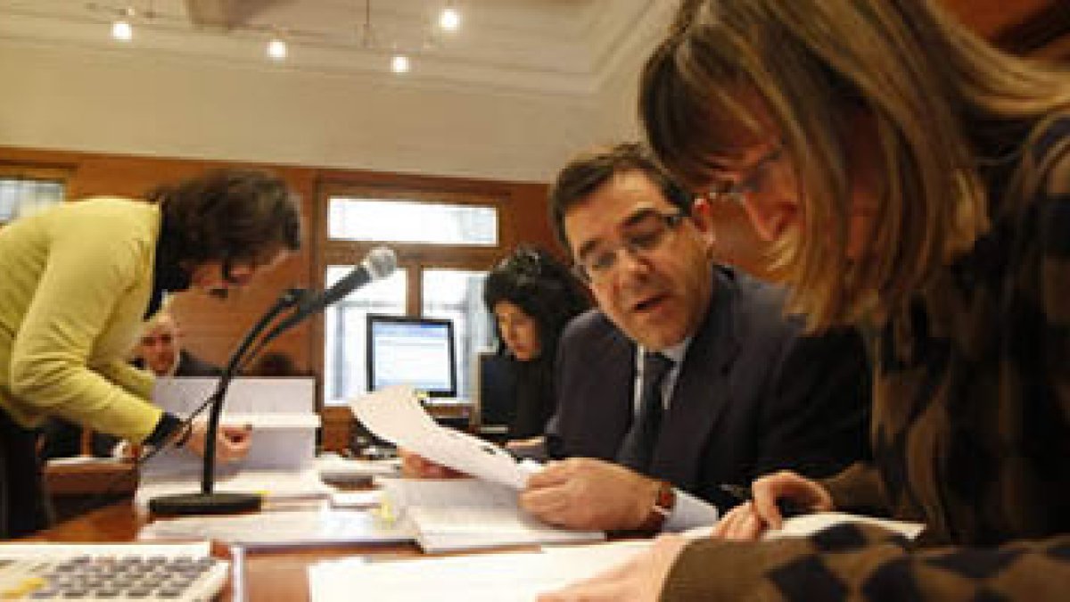 Emilio Guereñu, que presidió la Junta de acreedores, coteja los datos en un momento del acto