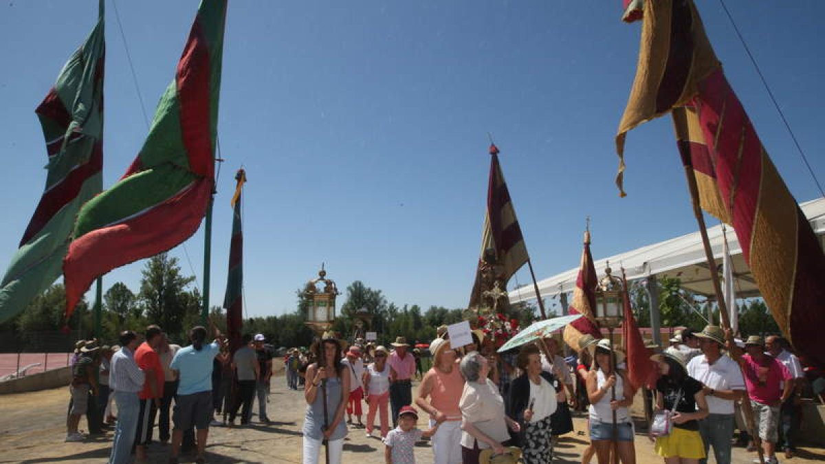 Imagen de la tradicional ofrenda realizada por los romeros de Valdefresno. NORBERTO