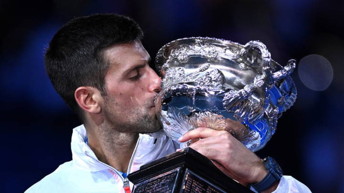 Novak Djokovic besa la Norman Brookes Challenge Cup tras ganar la final individual masculina contra Stefanos Tsitsipas en el Abierto de Australia. EFE/EPA/James Ross A