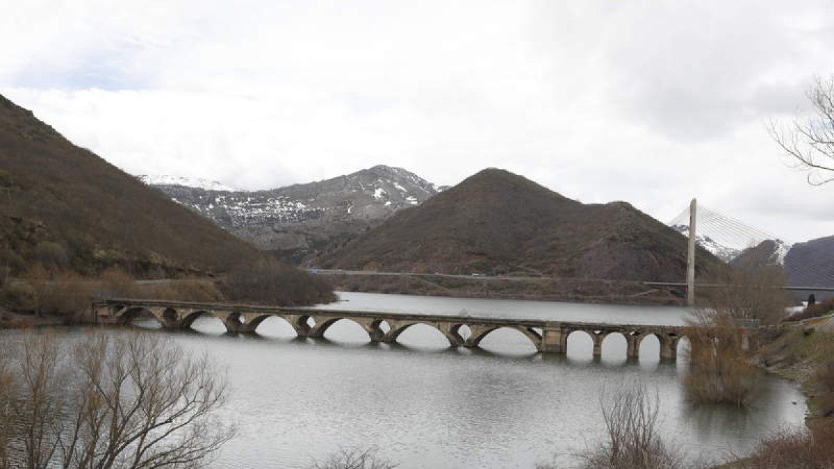 Aspecto que presentaba el viernes pasado el embalse de Los Barrios de Luna. RAMIRO