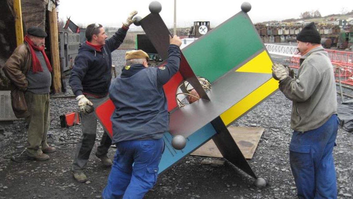 Mineros jubilados ultimaban días atrás la escultura metálica en Las Ventas.