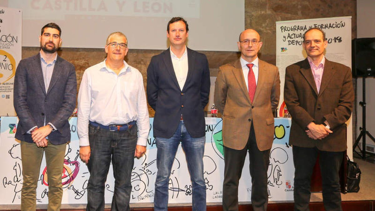 Los ponentes posan al comienzo de la jornada. DL