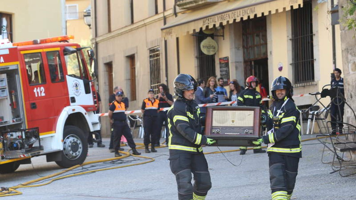 Los bomberos sacaban ayer un aparato antiguo del interior del Museo de la Radio Luis del Olmo de Ponferrada. L. DE LA MATA