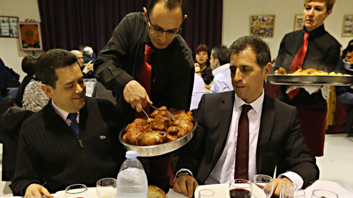 Tomás Roncero, junto al alcalde de Fabero, se prepara para dar cuenta de un botillo.