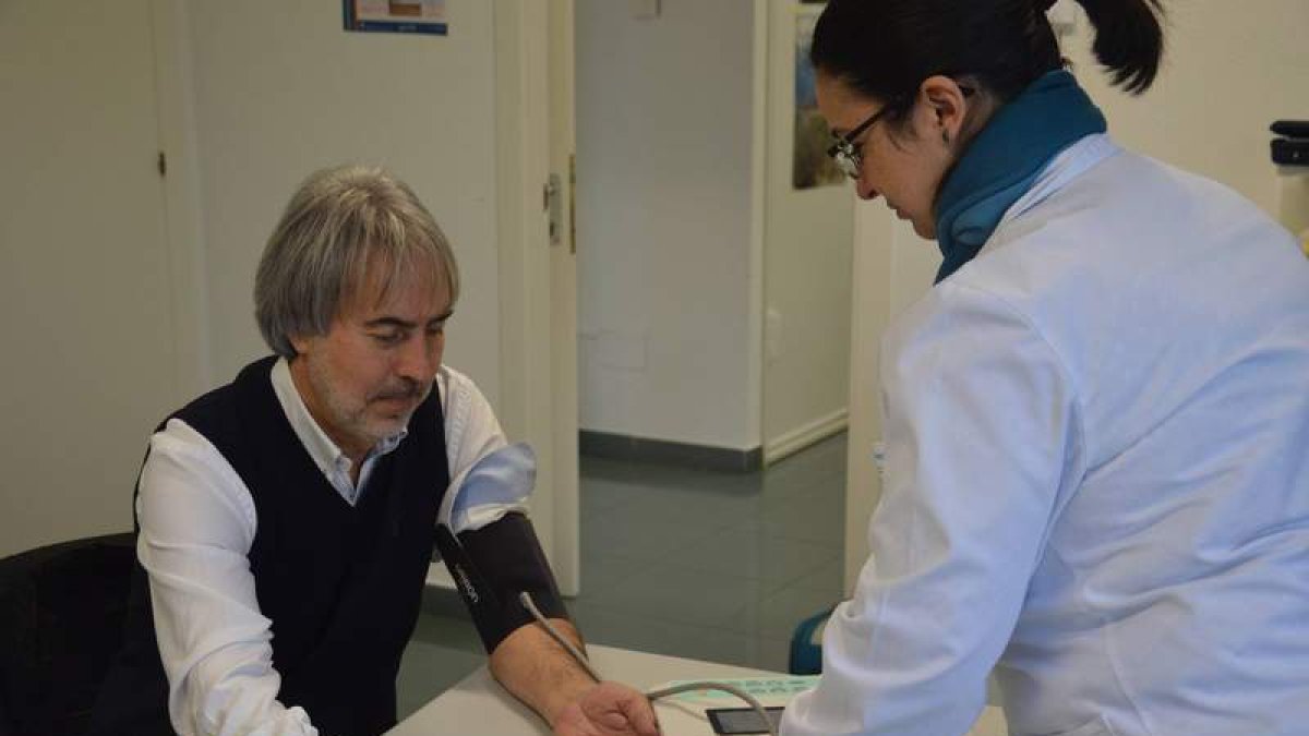 El concejal Miguel Ángel de Celis prueba los nuevos tensiómetros digitales de los consultorios. DL
