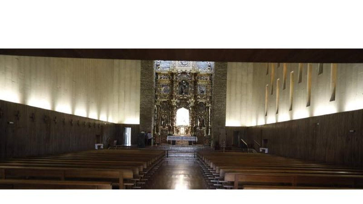 Miles de peregrinos discurren cada día por los pueblos de Valverde de la Virgen que atraviesan el Camino de santiago. La obra magna del dominico Francisco Coelho es uno de los tesoros artísticos y religiosos, parada obligatoria en la ruta haci Santiago.