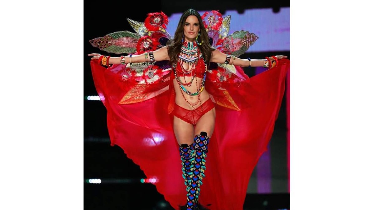 La modelo brasileña Alessandra Ambrosio, desfila en China. A la derecha, Adriana Lima. SHERWIN