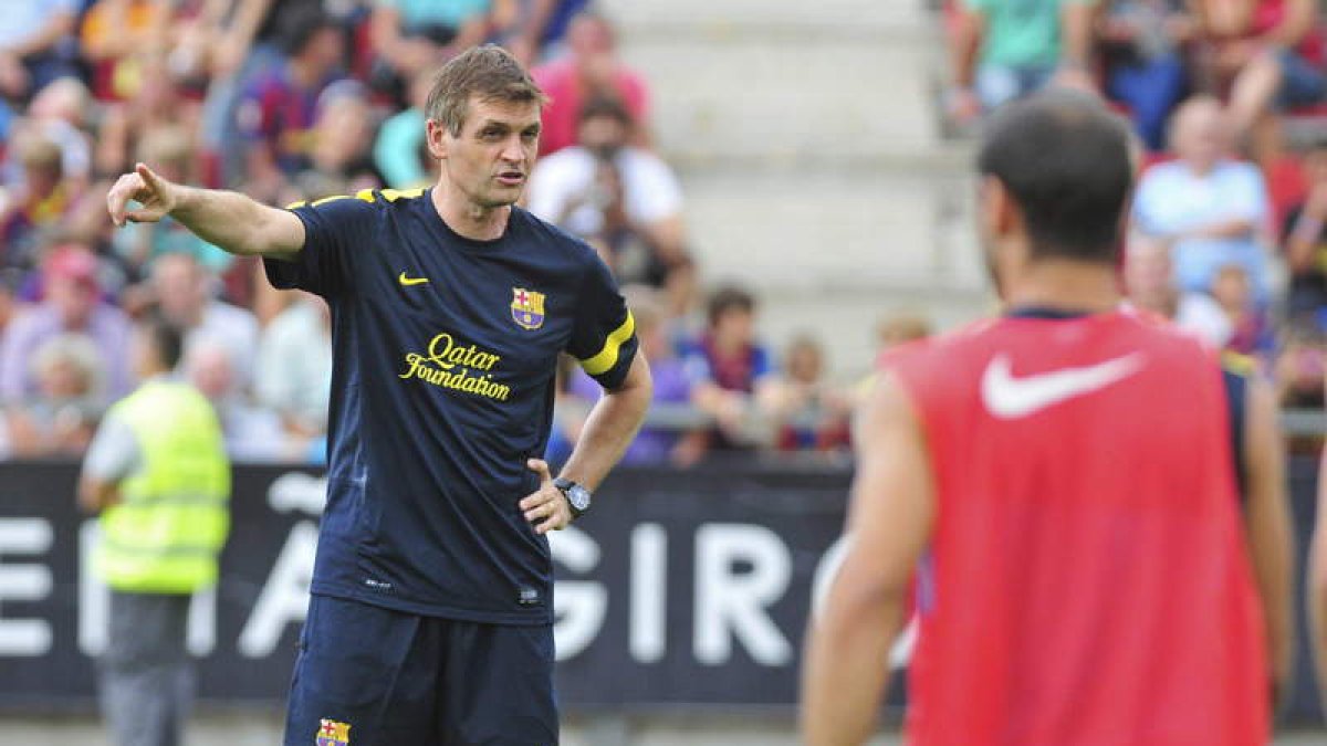 Vilanova da órdenes a Mascherano durante un entrenamiento.