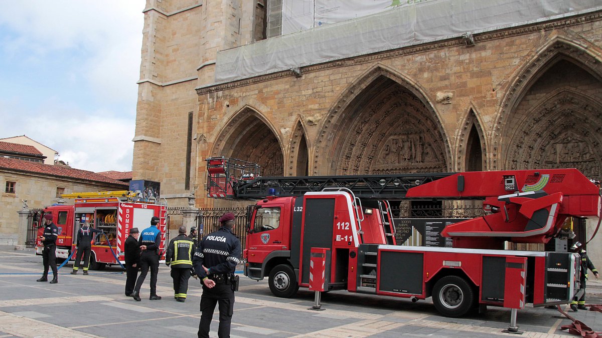 Simulacro de incendio en la Catedral de León. PEIO GARCÍA