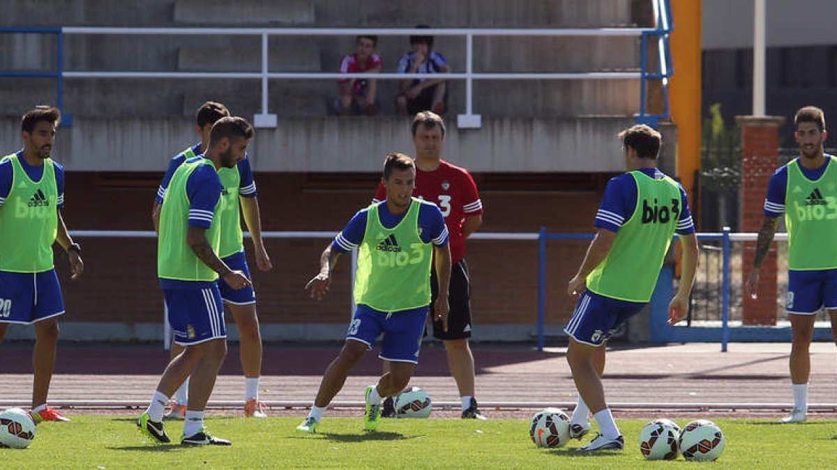 Adán, en el centro de la imagen, participa en un rondo junto a sus compañeros durante el entrenamiento de ayer por la tarde en el Colomán Trabado.