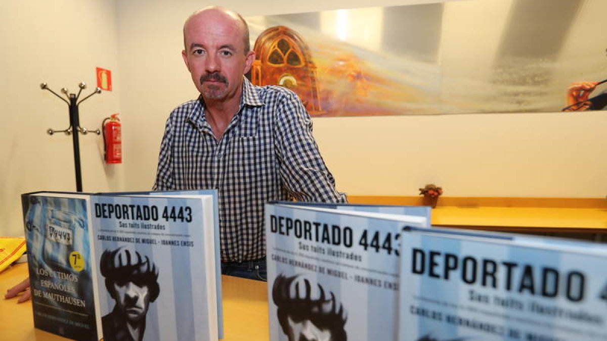 El periodista Carlos Hernández, corresponsal de guerra, presentó su libro sobre Mauthausen. DE LA MATA