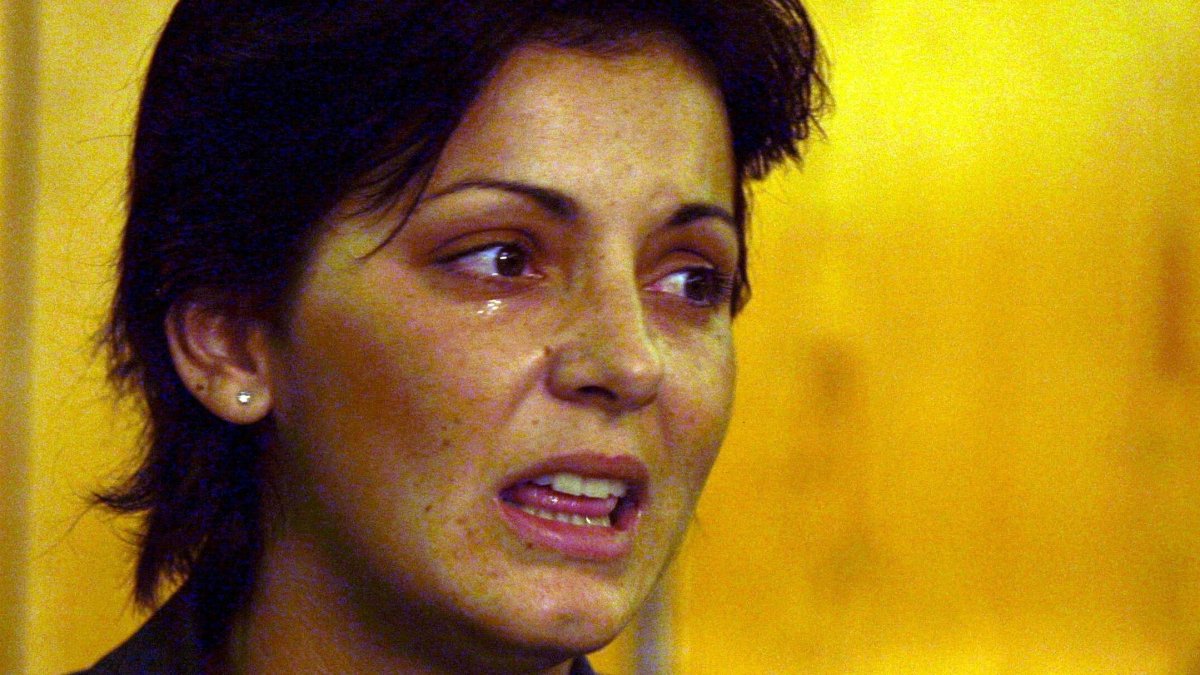 Una emocionada Nevenka Fernández, durante una rueda de prensa de 2002. RAQUEL P. VIECO