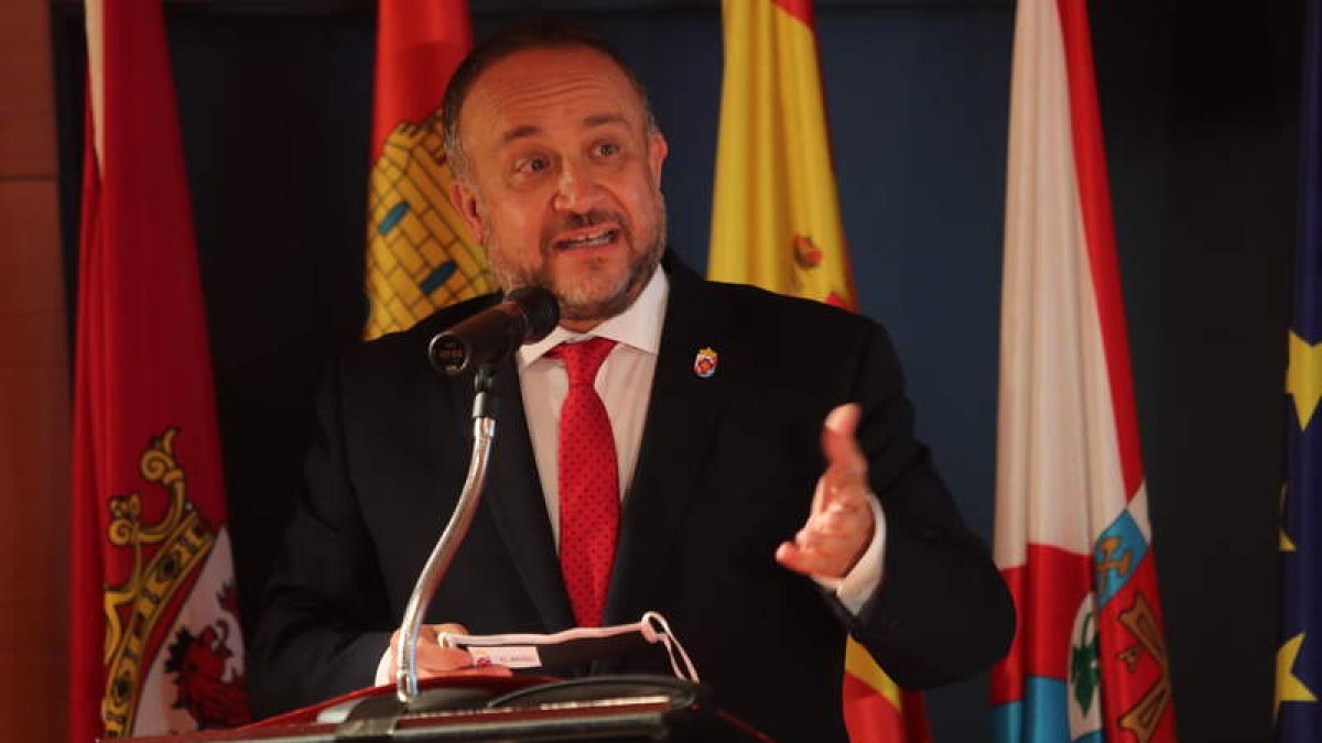 Gerardo Álvarez Courel en un momento de su ponencia en la clausura ayer del congreso. ANA F. BARREDO