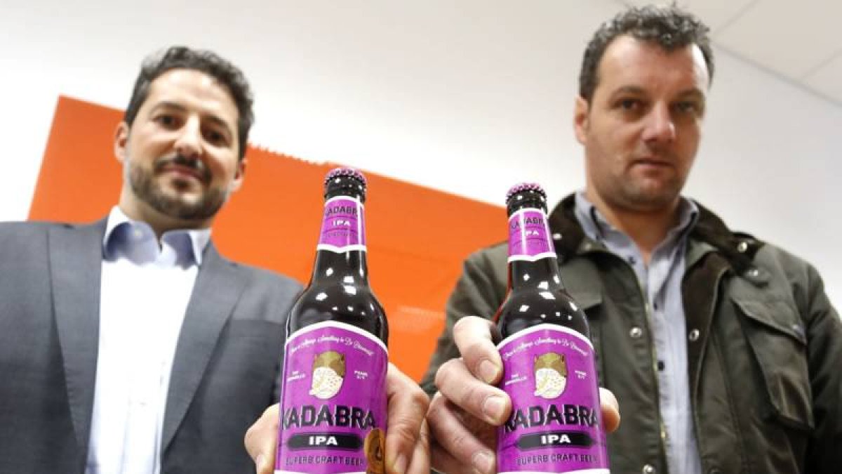 Los creadores de la cerveza leonesa 'Kadabra' Jesús Fernández y José María en la fábrica situada en el polígono industrial de Villadangos del Páramo (León).