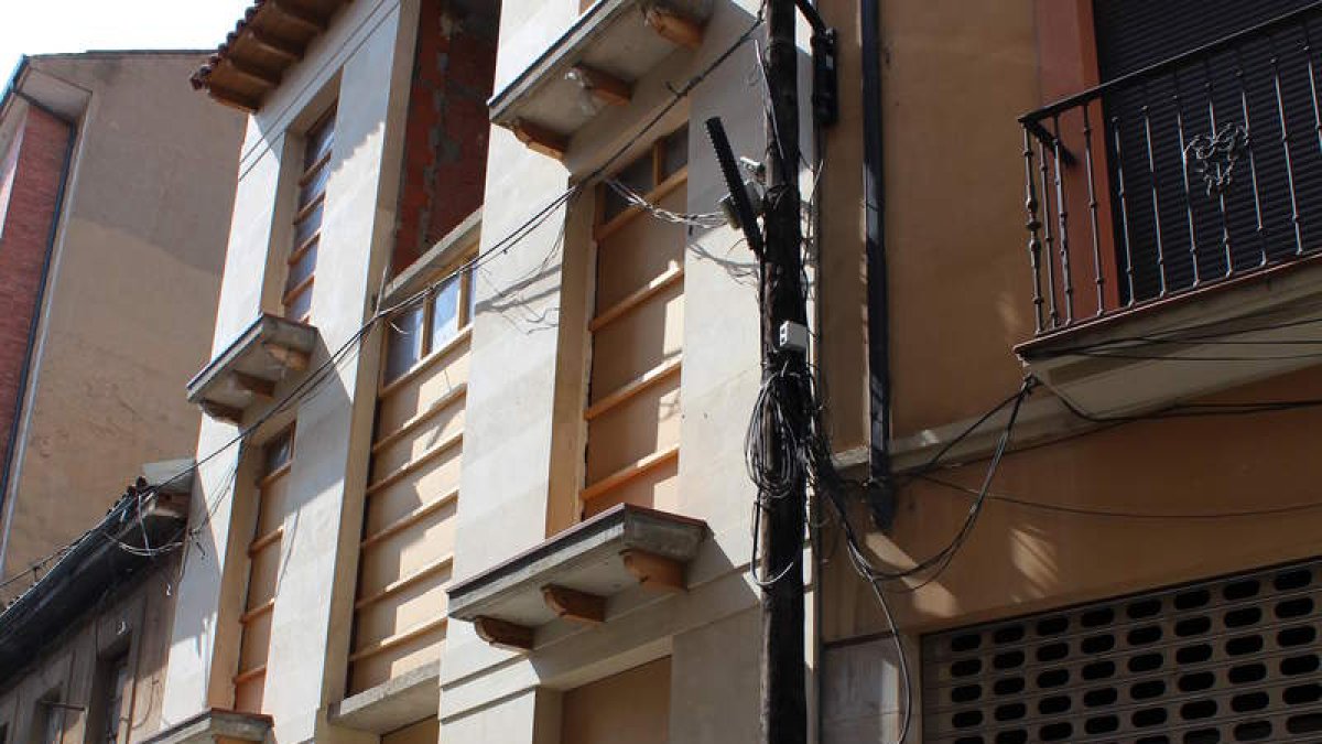 Detalle de la fachada del edificio que afronta las obras.