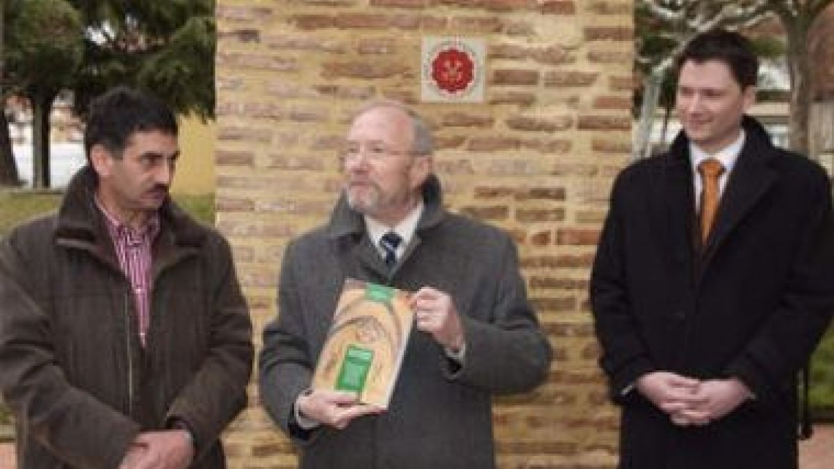 Gaudard muestra el libro de la federación, en presencia de Emilio Redondo y D.C. Voros