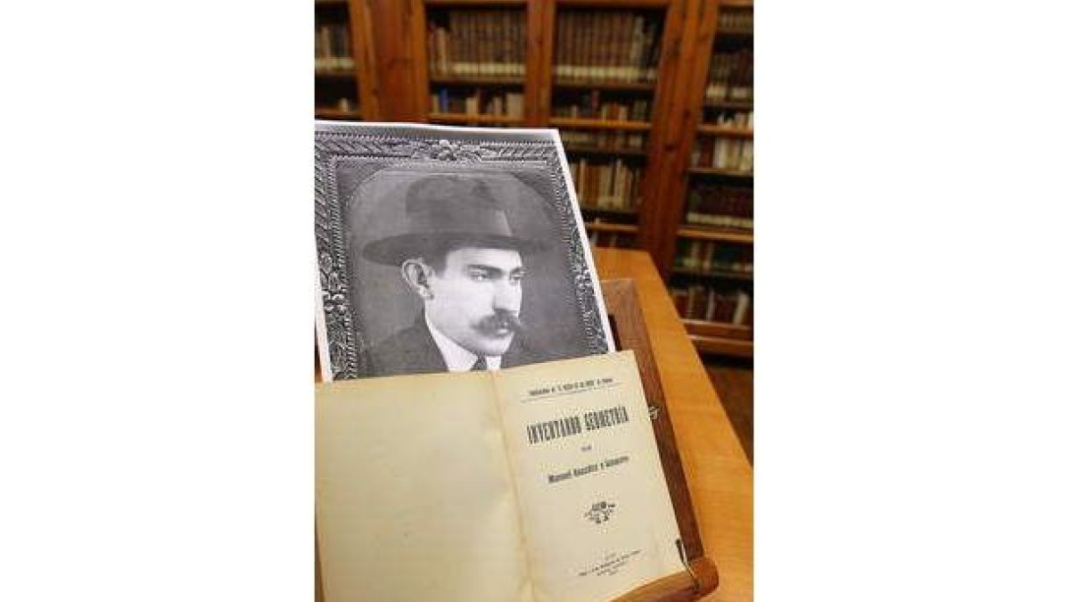 'Inventando geometría', de Manuel González y Linacero, una de las rarezas de la biblioteca .