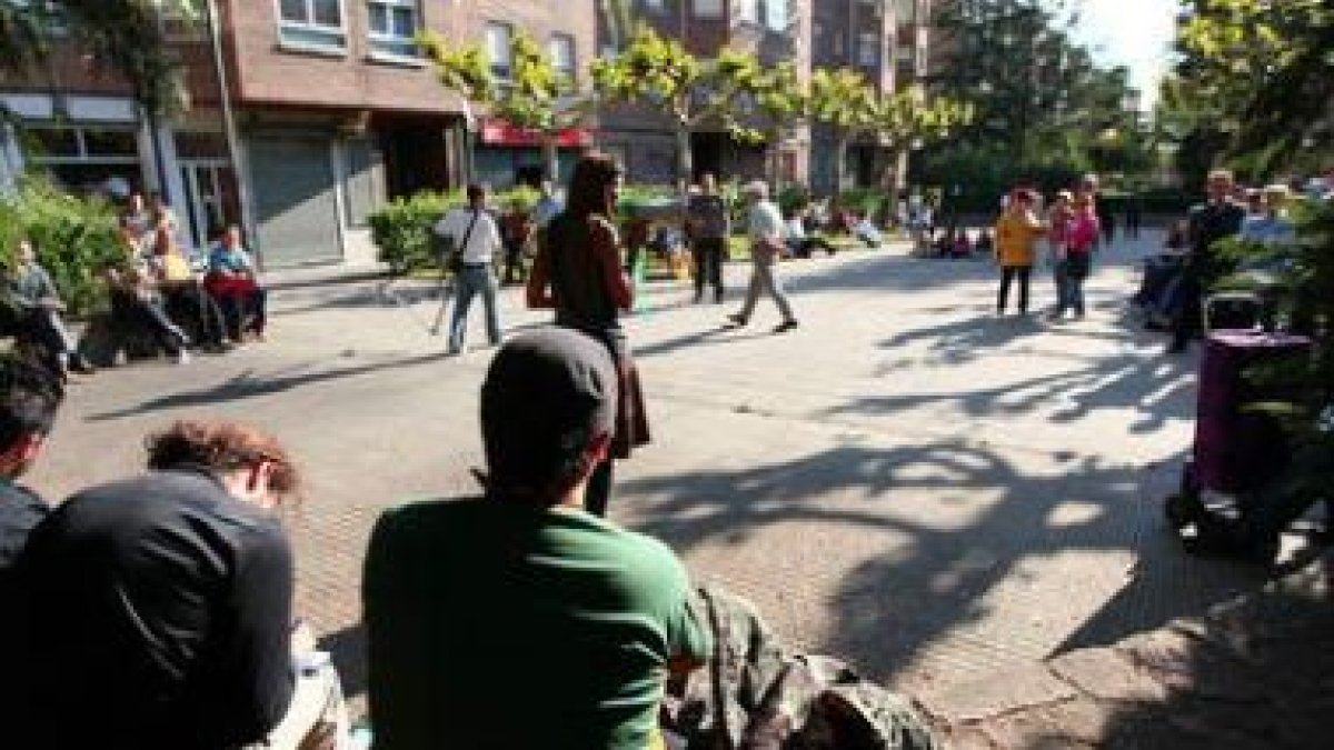 Un momento de la asamblea que los indignados celebraron en el barrio del Crucero.