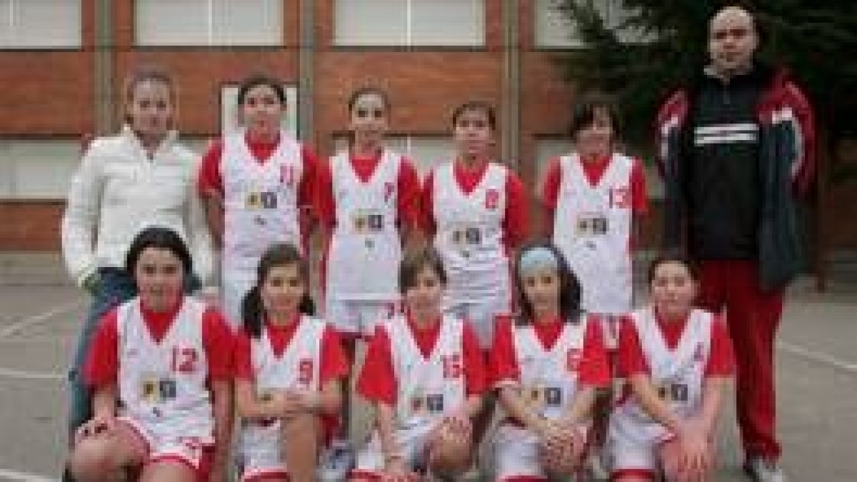 Formación de uno de los equipos que está participando en la competición escolar de baloncesto