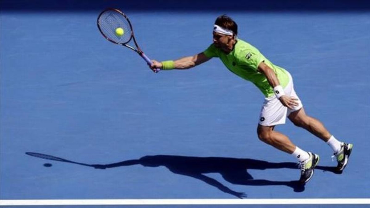 Ferrer devuelve una derecha a Chardy en el partido de tercera ronda del Abierto de Australia.