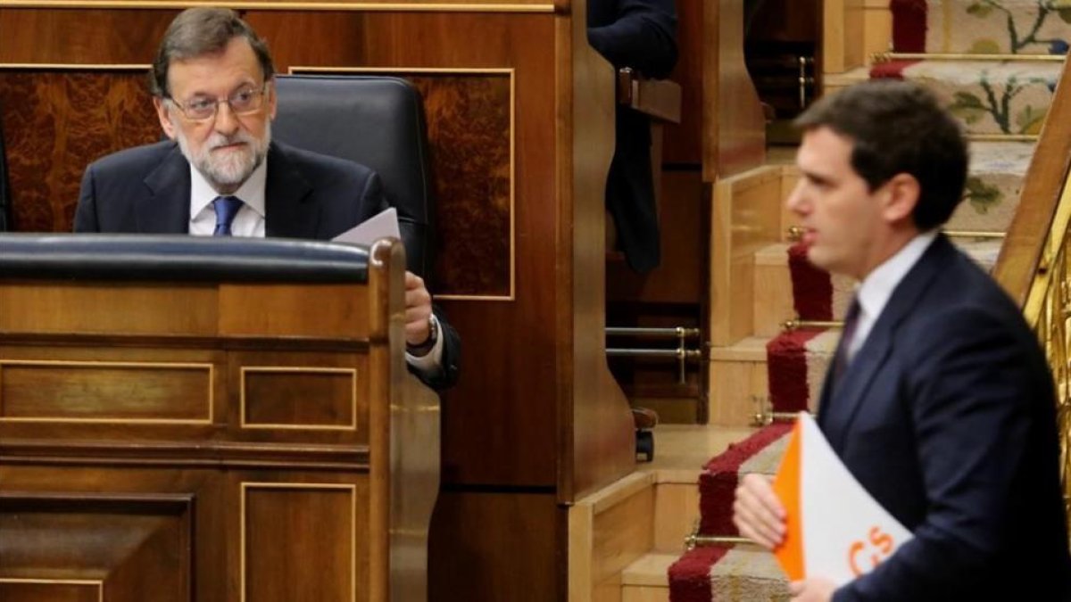 Albert Rivera pasa ante Mariano Rajoy en su escaño del Congreso.