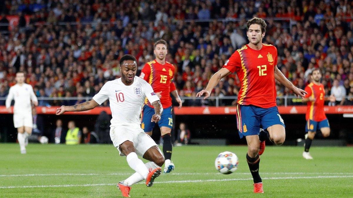 Sterling (i) dispara para hacer el 0-1 para Inglaterra ante España.